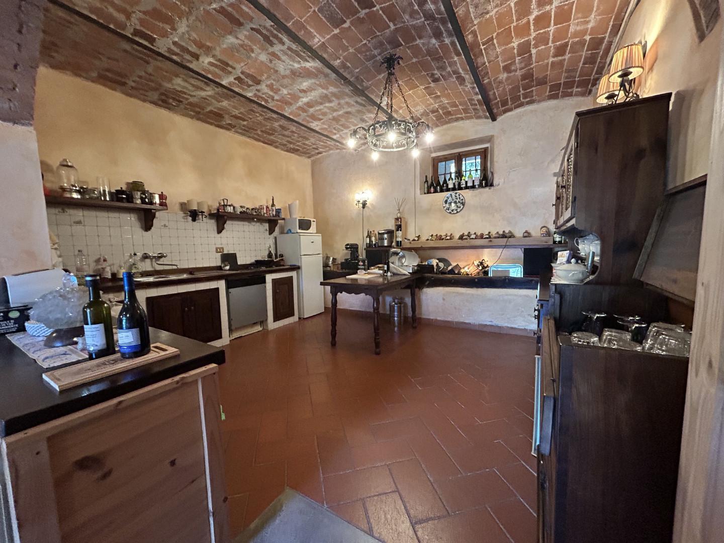 Immagine 37 di Casa colonica in vendita  a Carmignano