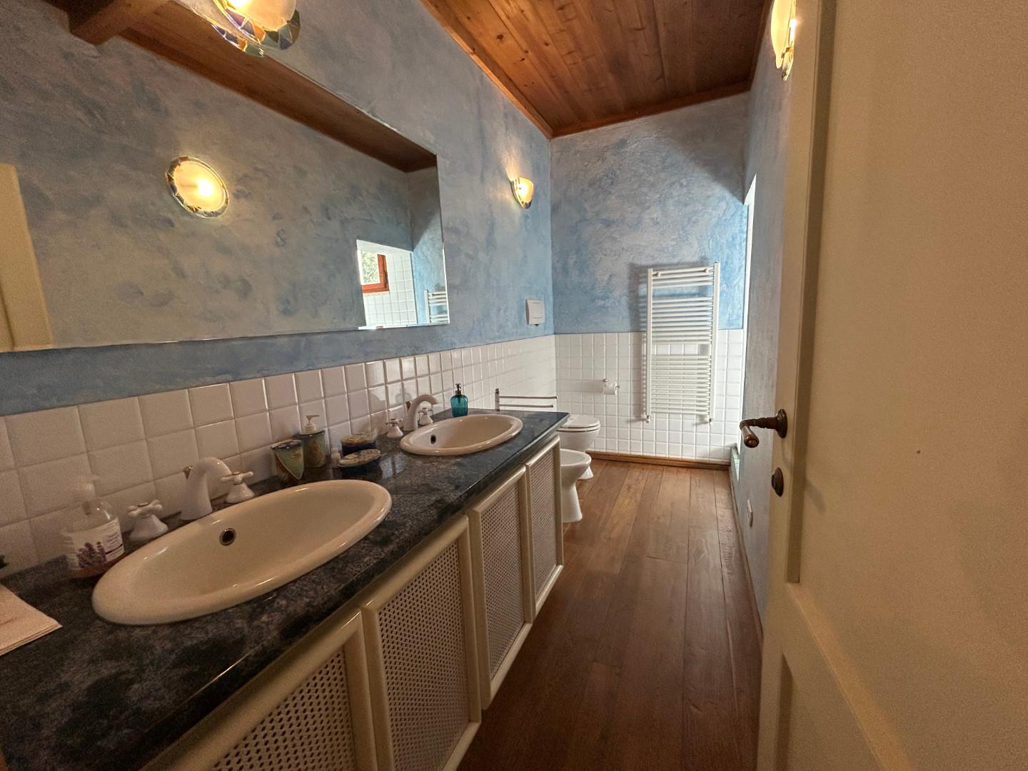 Immagine 4 di Casa colonica in vendita  a Carmignano