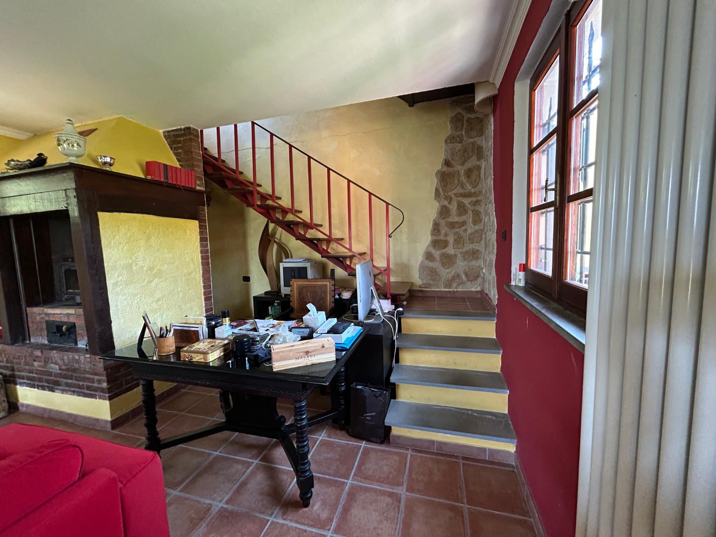 Immagine 51 di Casa colonica in vendita  a Carmignano