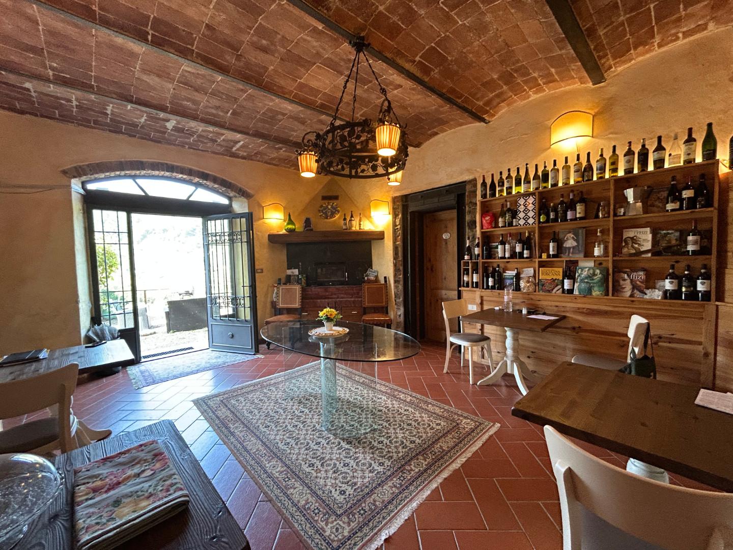 Immagine 33 di Casa colonica in vendita  a Carmignano