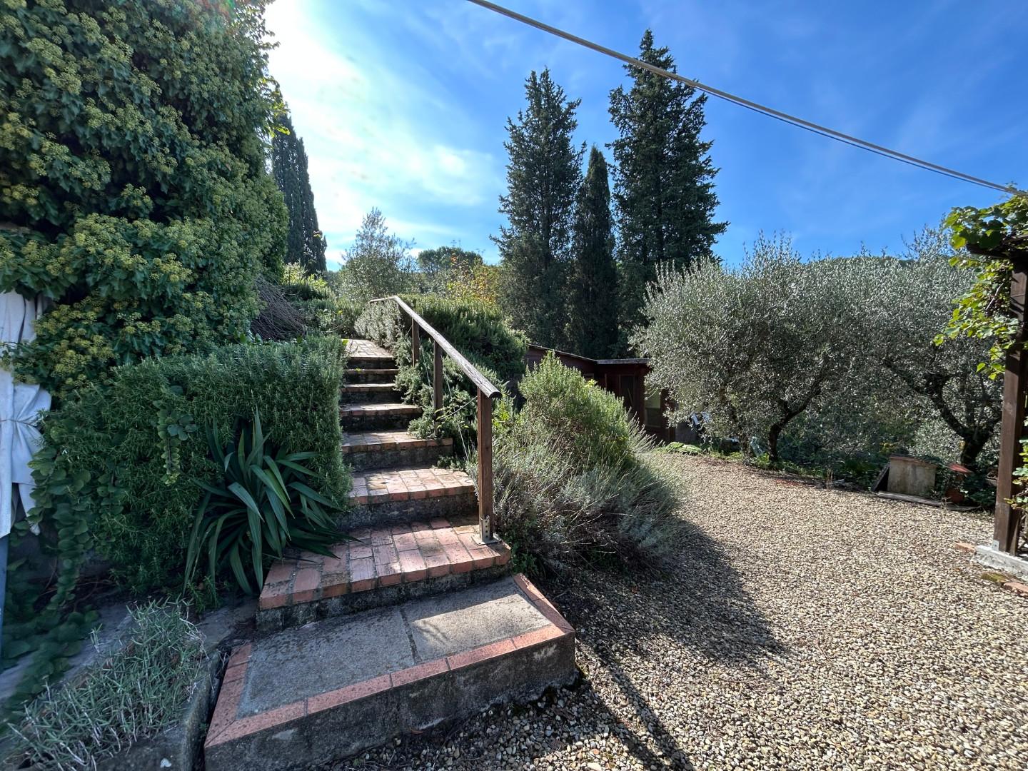 Immagine 43 di Casa colonica in vendita  a Carmignano