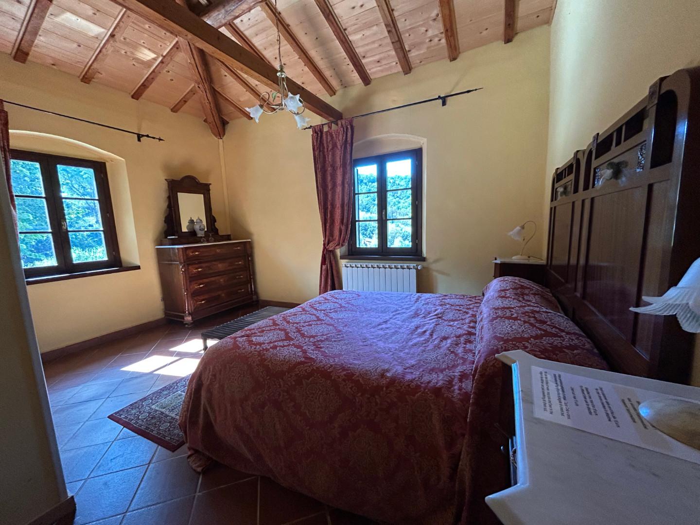 Immagine 7 di Casa colonica in vendita  a Carmignano