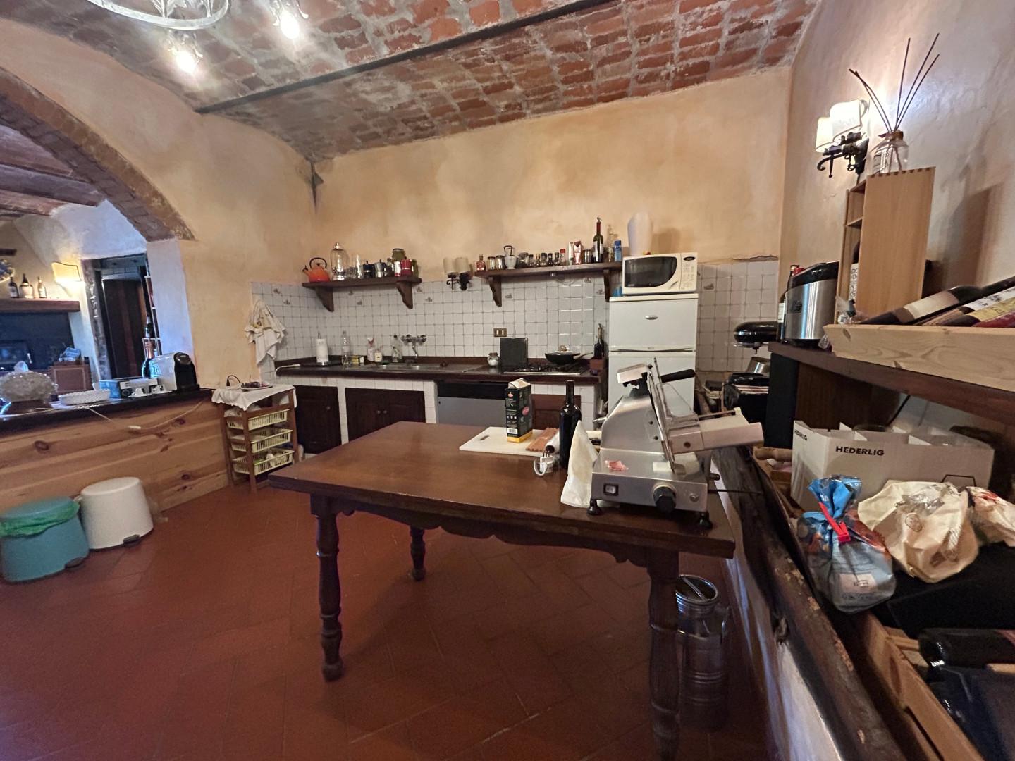 Immagine 38 di Casa colonica in vendita  a Carmignano