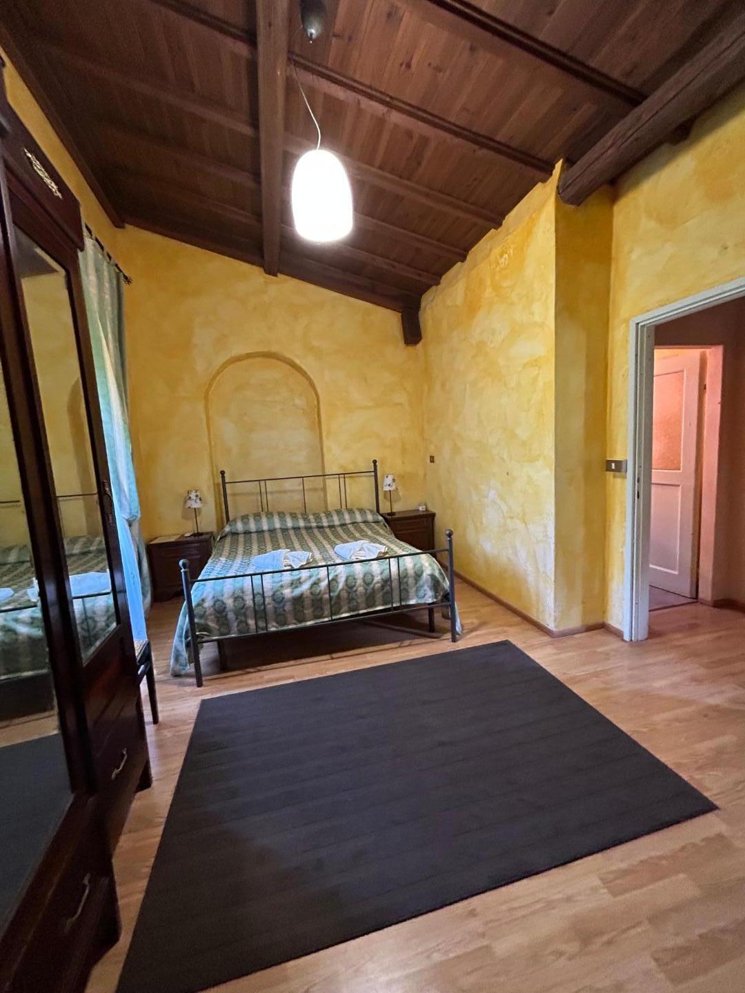 Immagine 27 di Casa colonica in vendita  a Carmignano