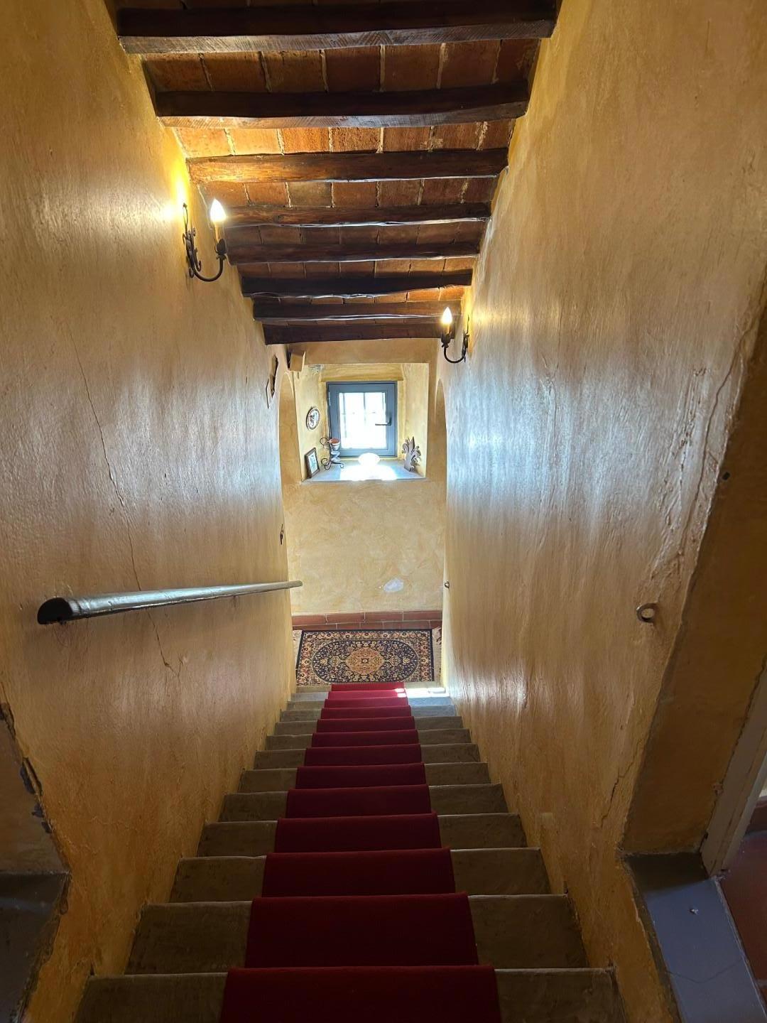 Immagine 15 di Casa colonica in vendita  a Carmignano
