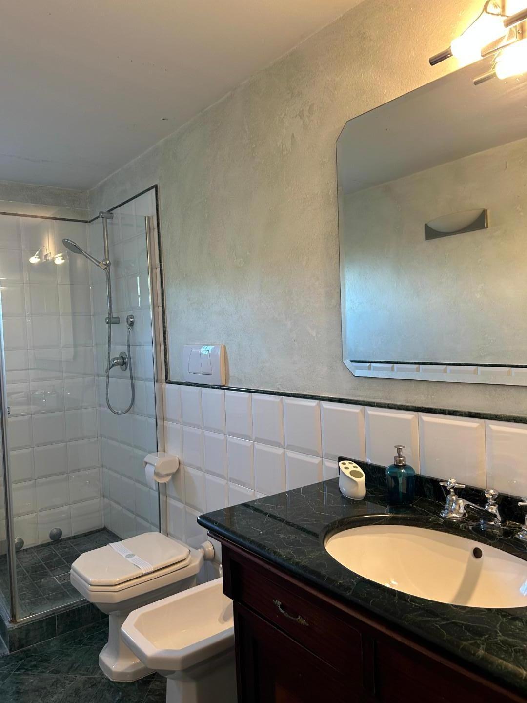 Immagine 11 di Casa colonica in vendita  a Carmignano