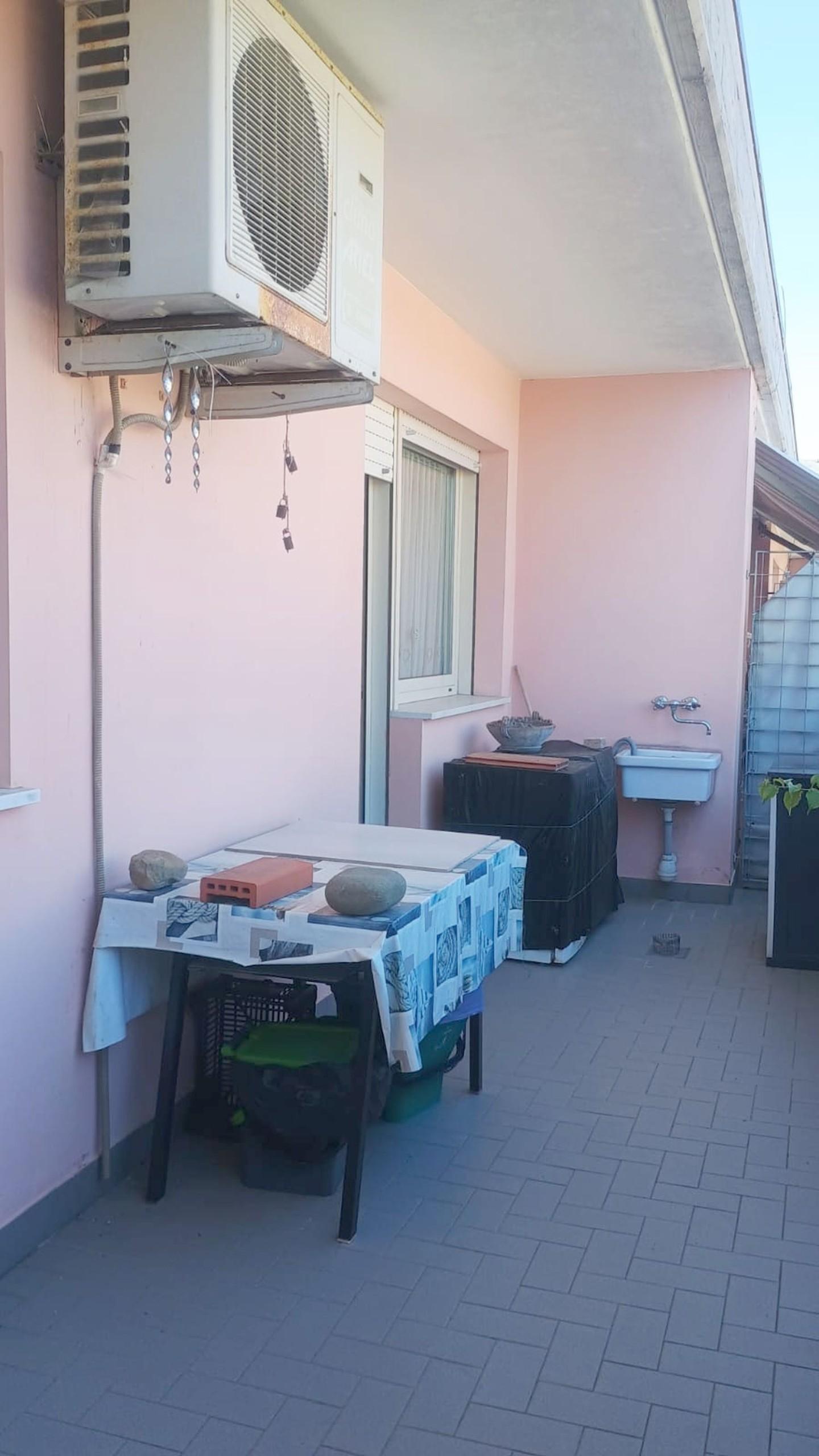 Immagine 12 di Mansarda in vendita  a Viareggio