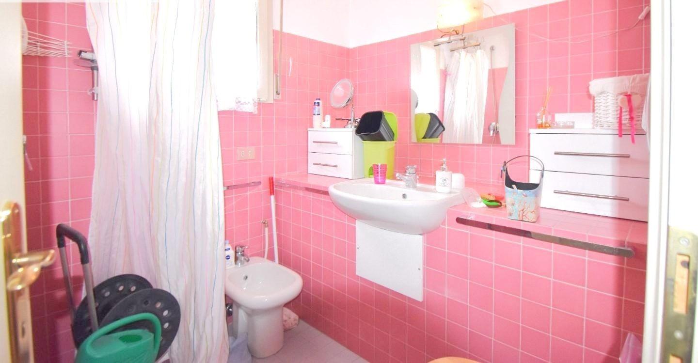 Immagine 34 di Mansarda in vendita  a Viareggio