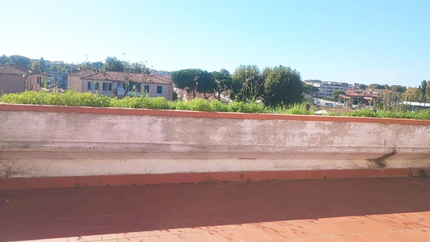 Immagine 39 di Mansarda in vendita  a Viareggio