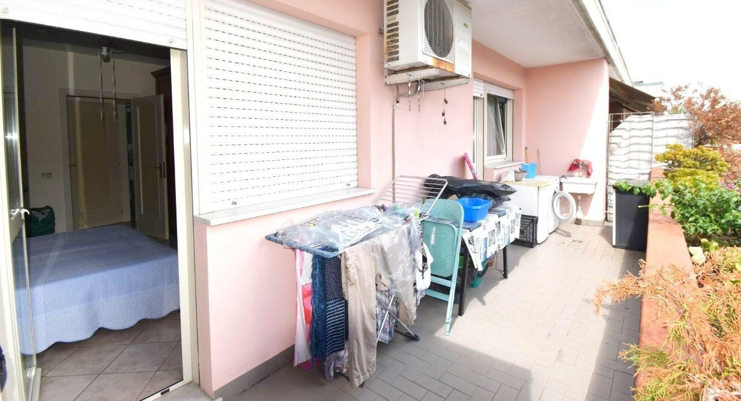 Immagine 9 di Mansarda in vendita  a Viareggio