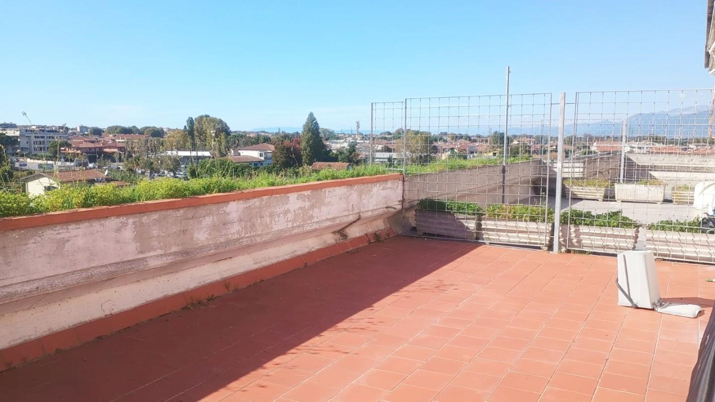 Immagine 38 di Mansarda in vendita  a Viareggio