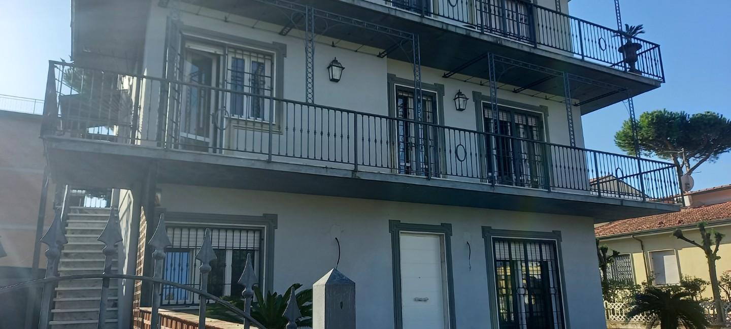 Immagine 2 di Appartamento in vendita  a Camaiore