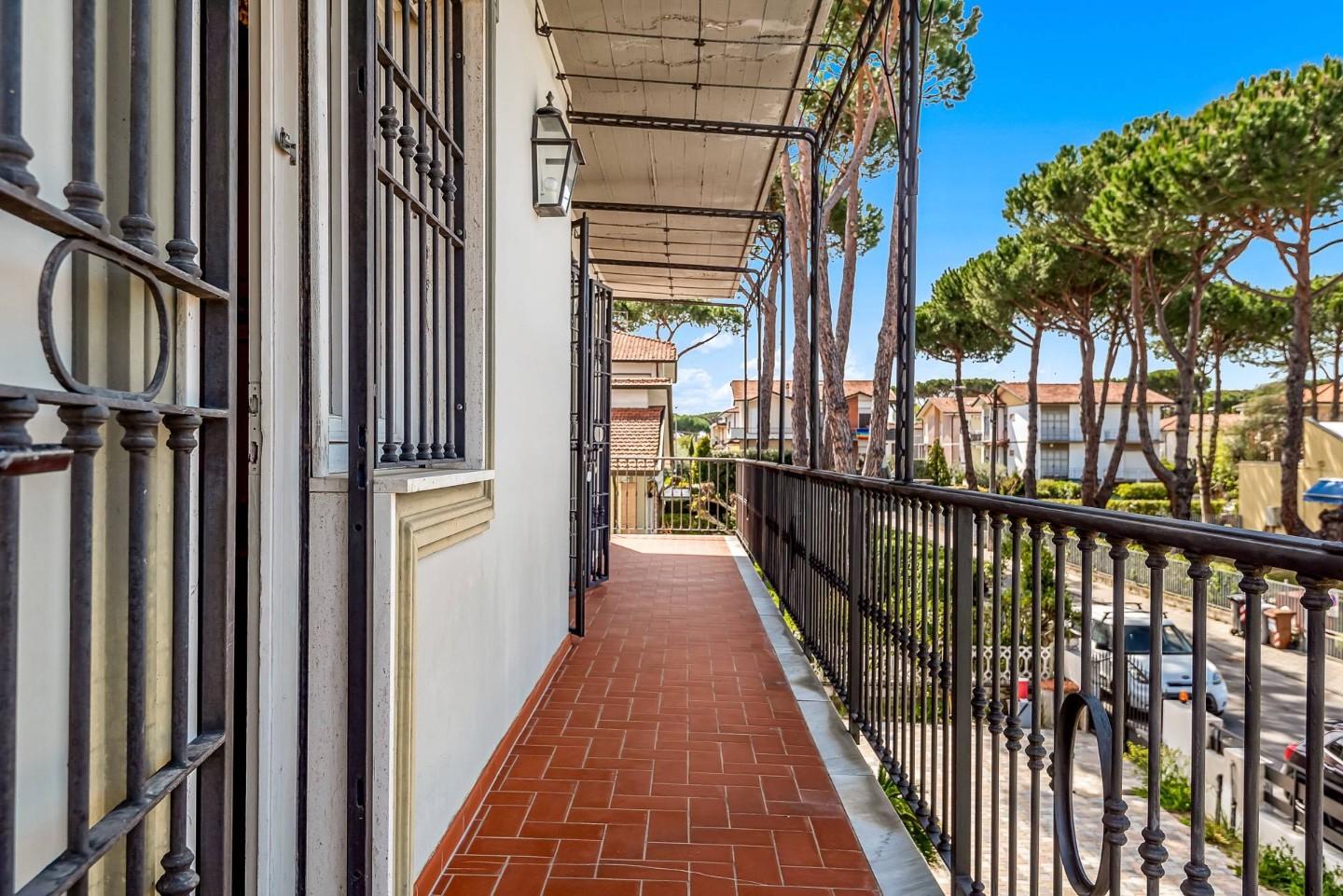 Immagine 11 di Appartamento in vendita  a Camaiore