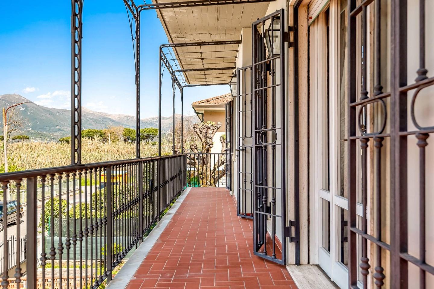 Immagine 16 di Appartamento in vendita  a Camaiore