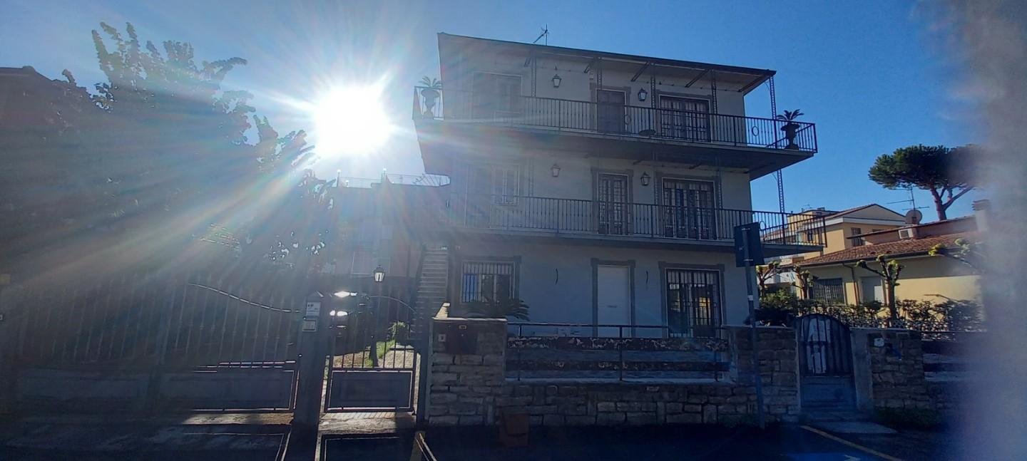 Immagine 30 di Appartamento in vendita  a Camaiore