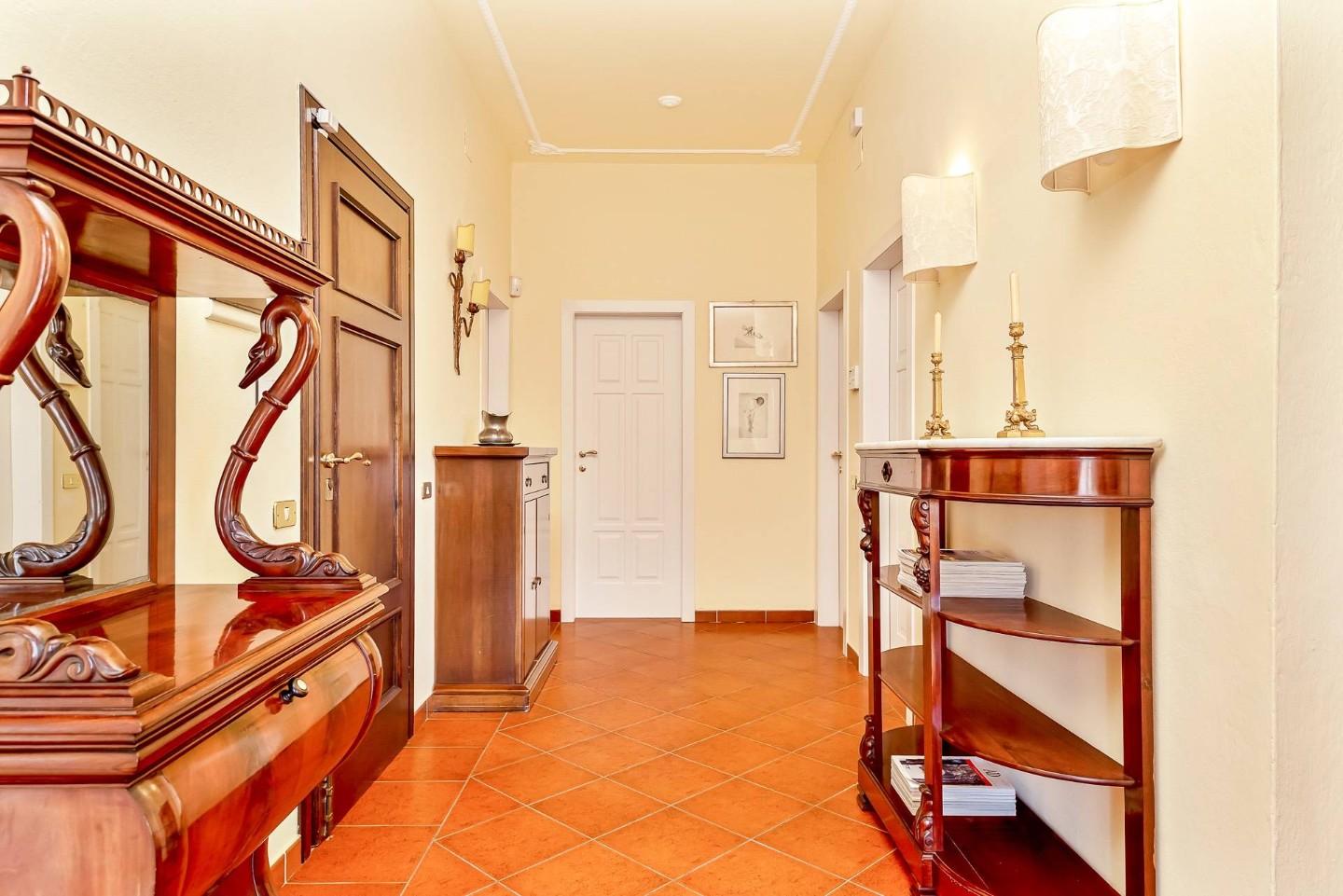 Immagine 8 di Appartamento in vendita  a Camaiore