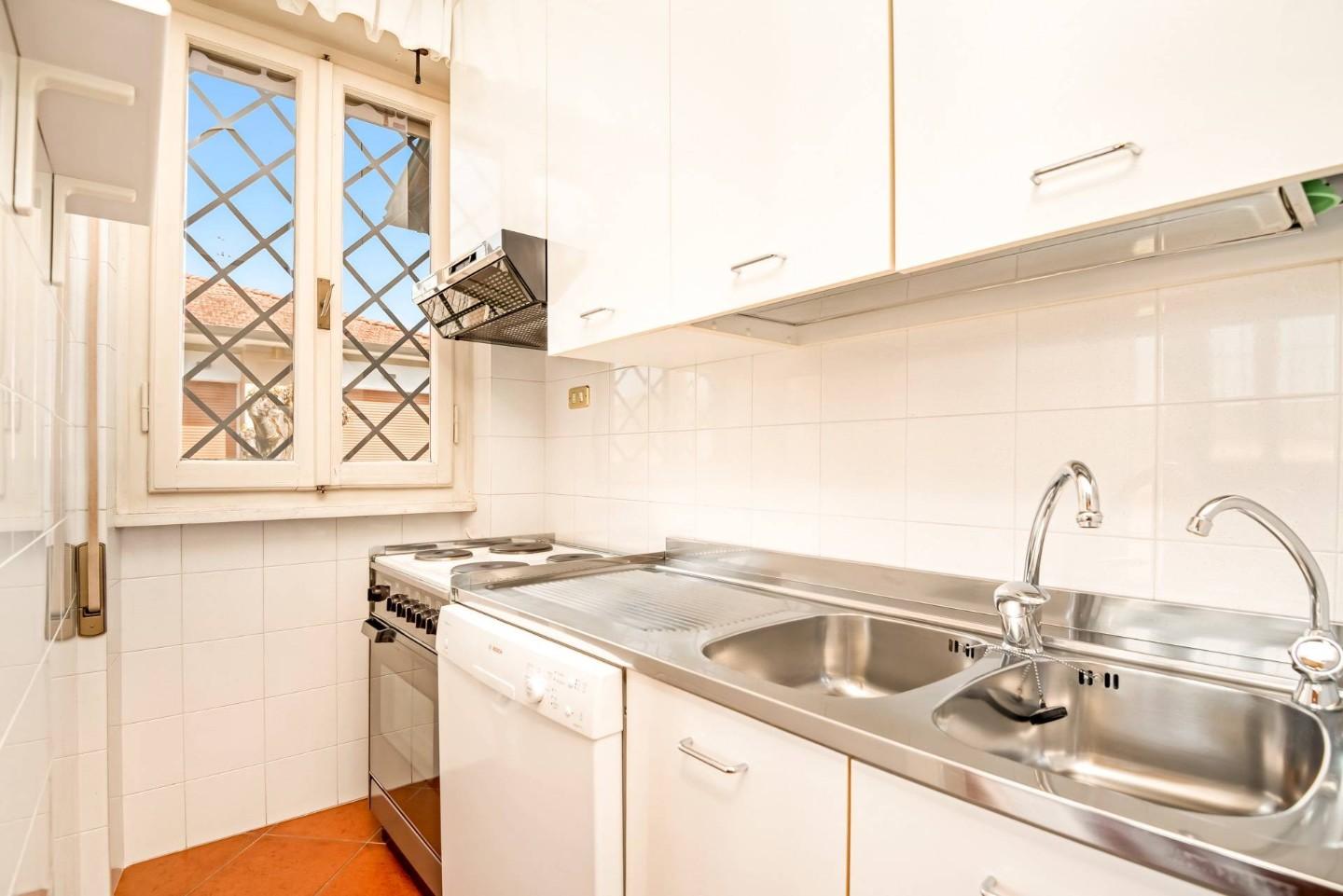 Immagine 5 di Appartamento in vendita  a Camaiore