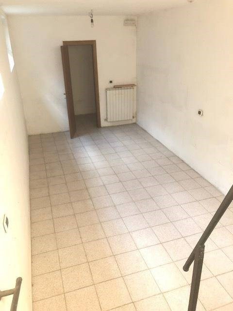 Immagine 2 di Negozio in affitto  a Massa