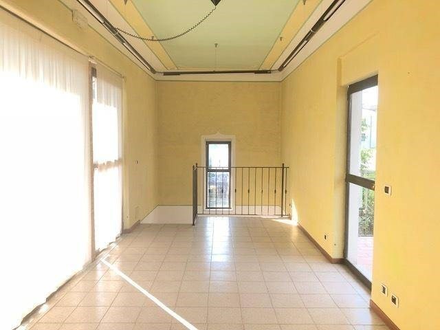 Immagine 3 di Negozio in affitto  a Massa