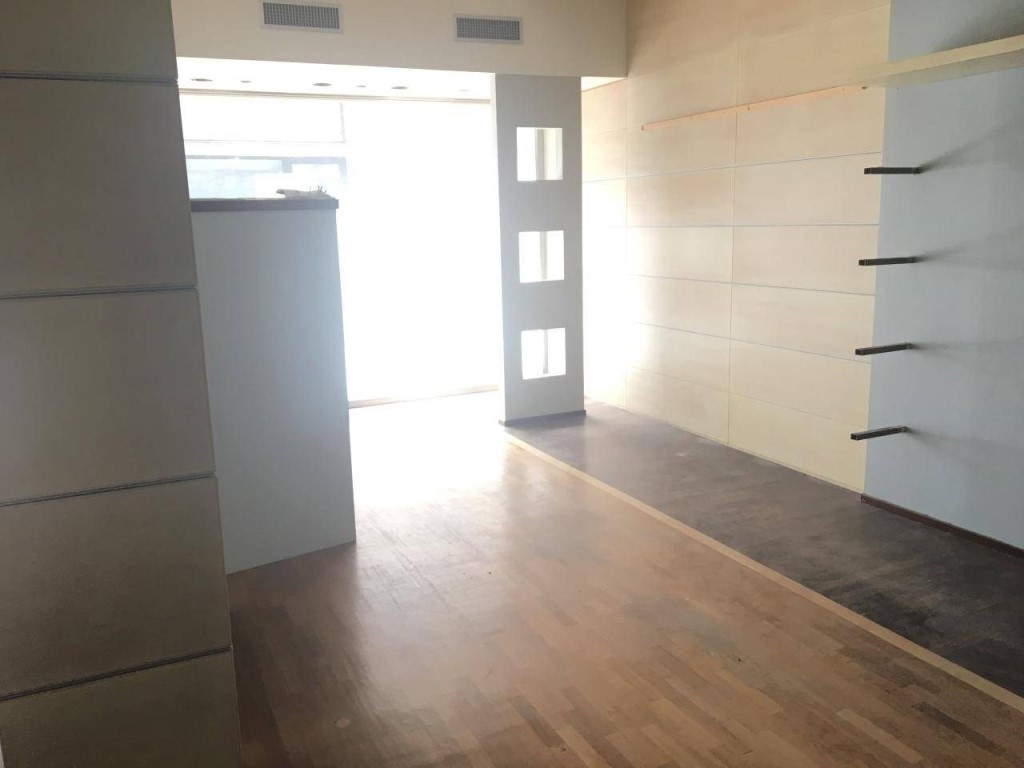 Immagine 3 di Negozio in affitto  a Massa