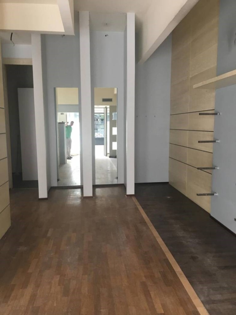 Immagine 2 di Negozio in affitto  a Massa