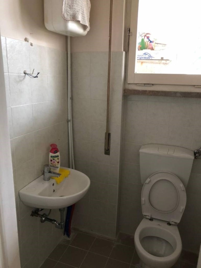 Immagine 5 di Negozio in affitto  a Massa