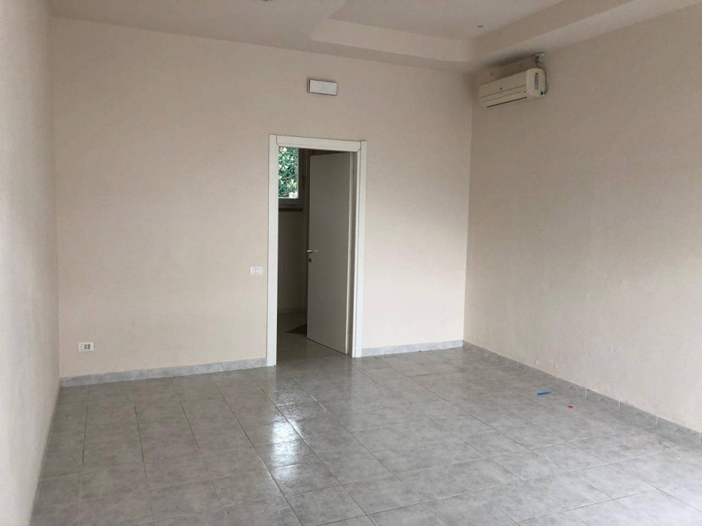 Immagine 2 di Negozio in affitto  a Massa