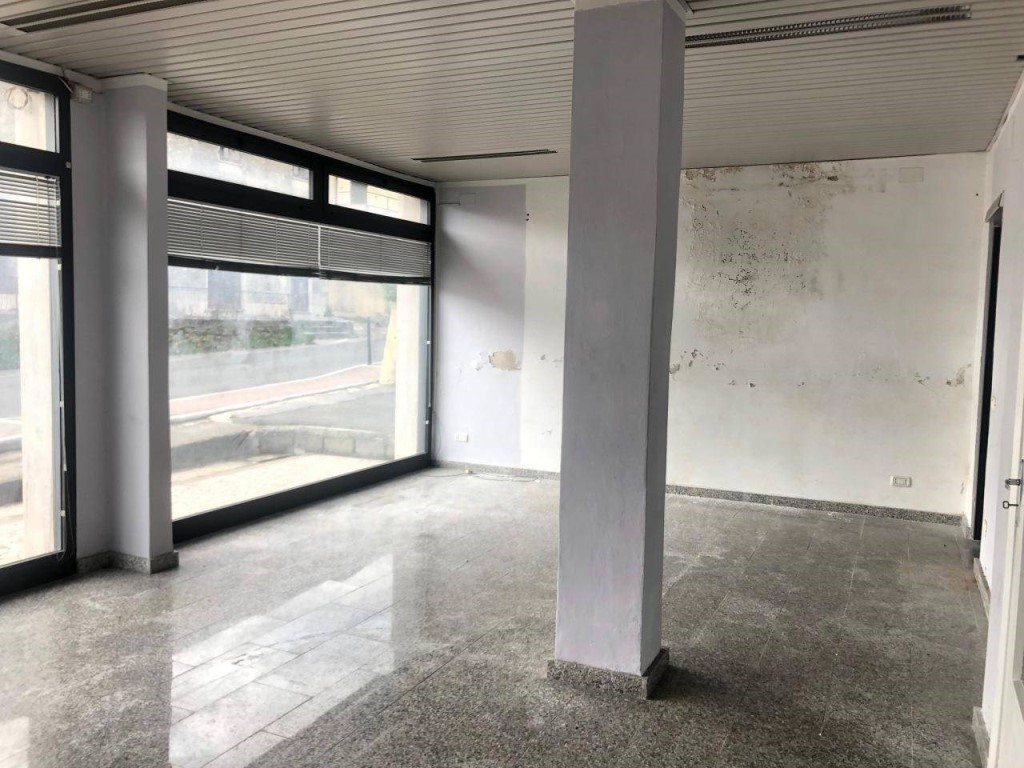 Immagine 3 di Negozio in affitto  a Massa