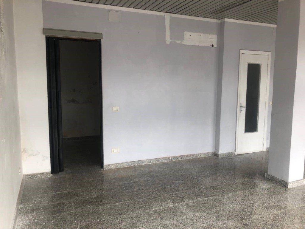 Immagine 2 di Negozio in affitto  a Massa