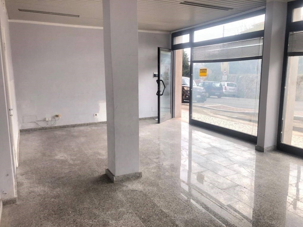 Immagine 4 di Negozio in affitto  a Massa