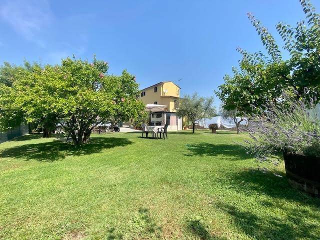 Immagine 10 di Villa in vendita  a Sarzana