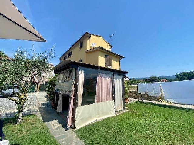 Immagine 1 di Villa in vendita  a Sarzana
