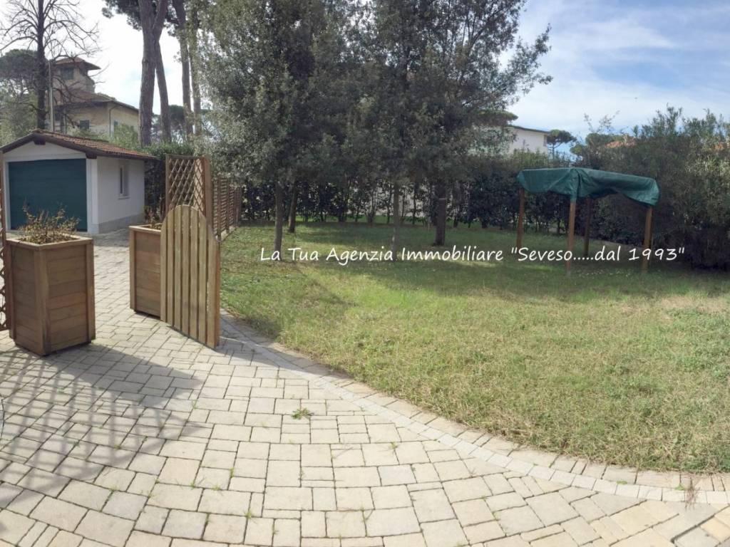 Immagine 12 di Casa quadrifamiliare in affitto  a Forte Dei Marmi