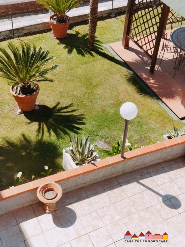 Immagine 4 di Villa in vendita  a Carrara