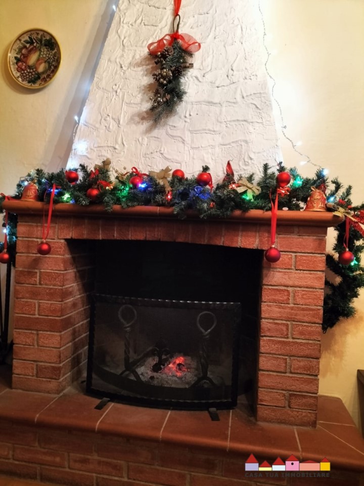 Immagine 16 di Villa in vendita  a Carrara