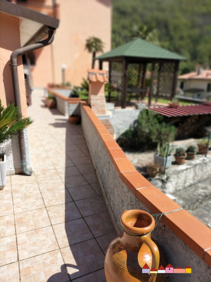 Immagine 8 di Villa in vendita  a Carrara