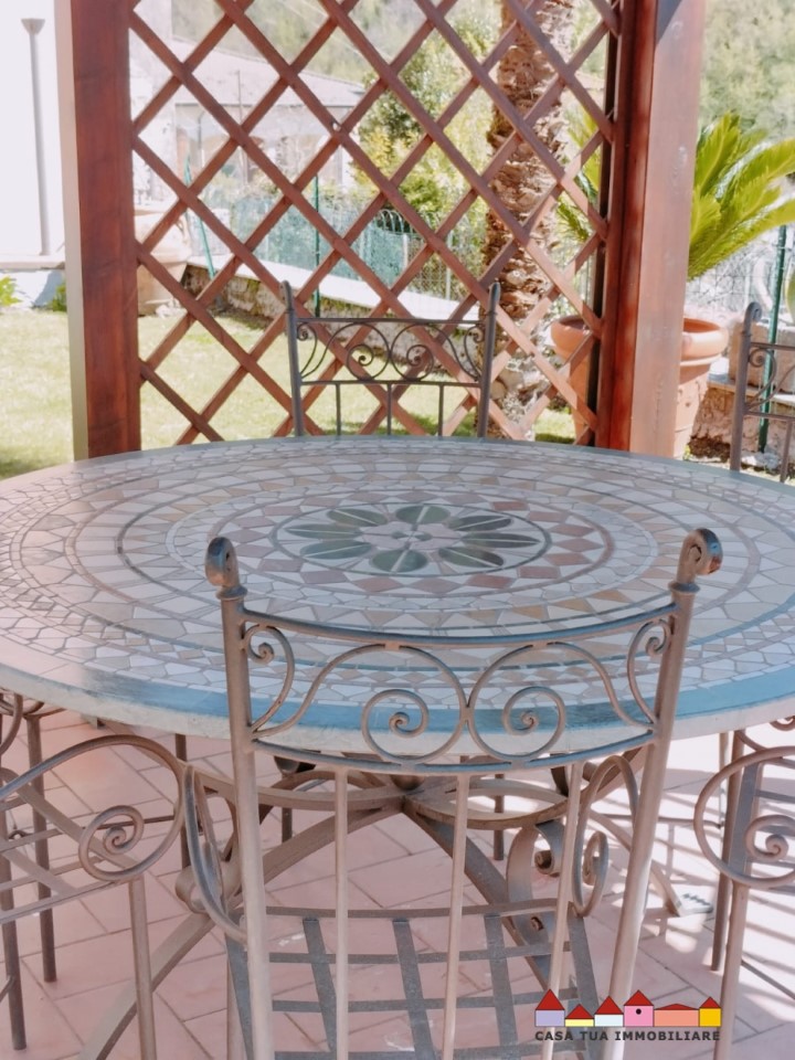 Immagine 10 di Villa in vendita  a Carrara