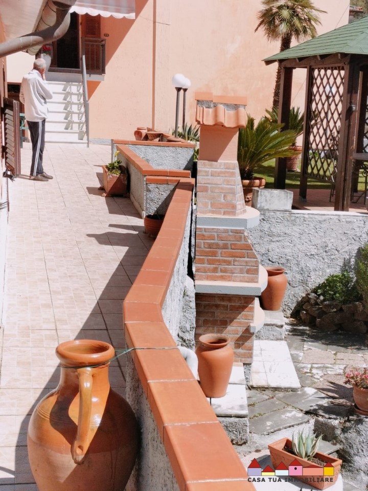 Immagine 9 di Villa in vendita  a Carrara