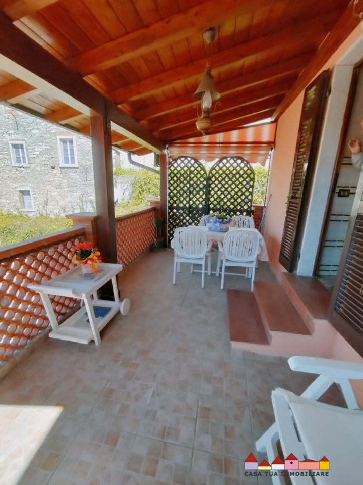 Immagine 2 di Villa in vendita  a Carrara