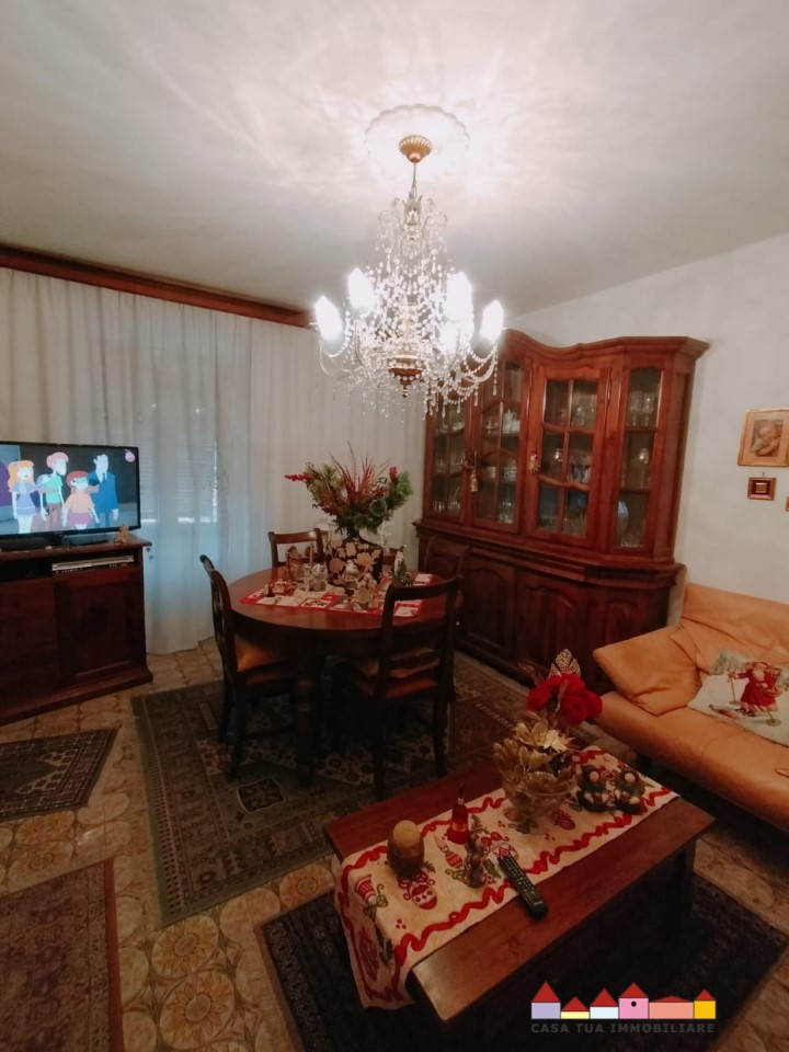 Immagine 17 di Villa in vendita  a Carrara