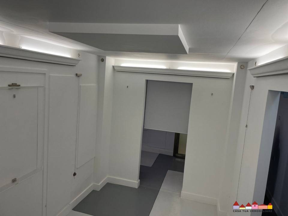 Immagine 4 di Negozio in affitto  a Carrara