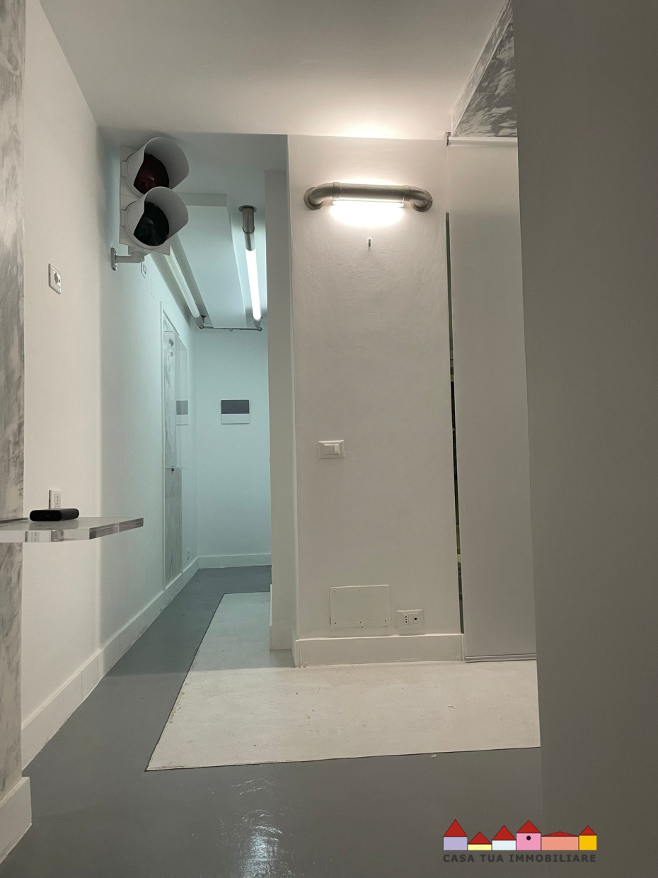 Immagine 2 di Negozio in affitto  a Carrara