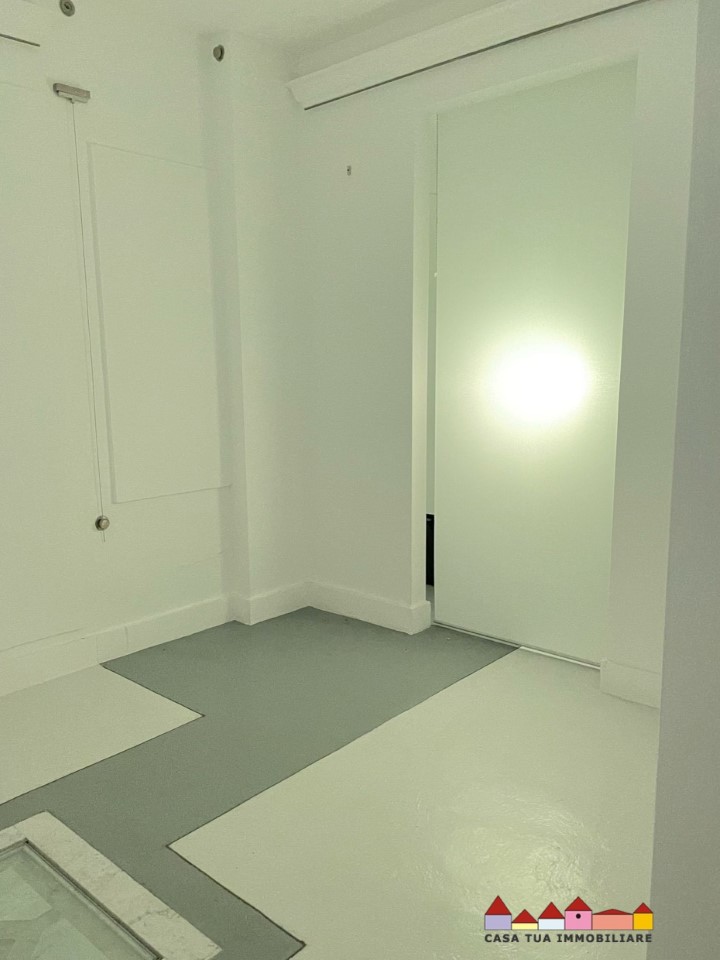 Immagine 6 di Negozio in affitto  a Carrara