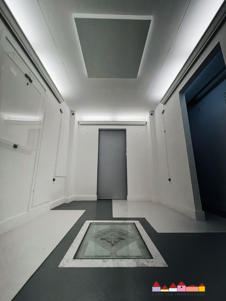 Immagine 1 di Negozio in affitto  a Carrara