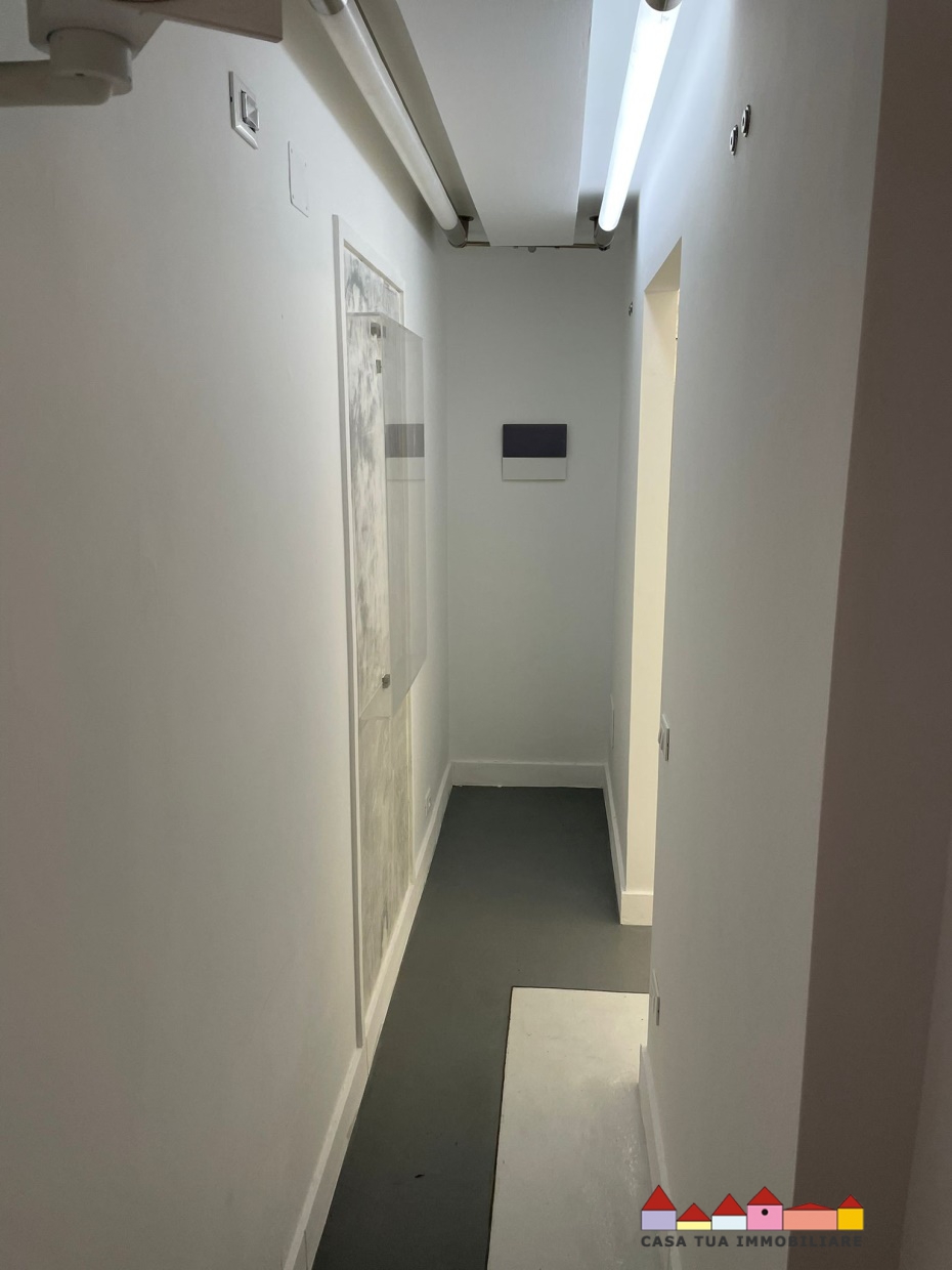 Immagine 3 di Negozio in affitto  a Carrara