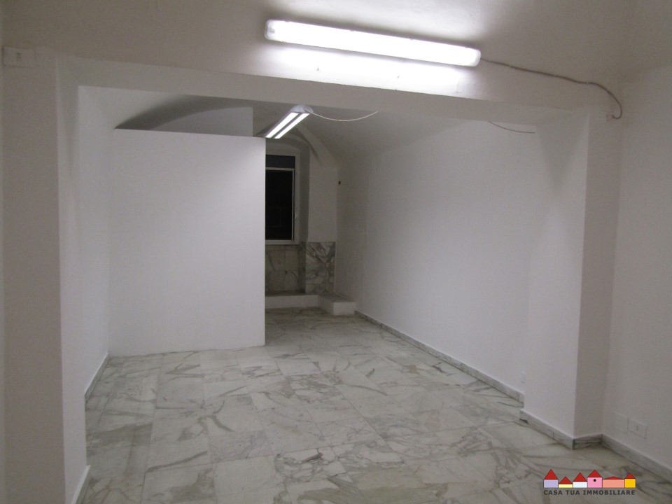 Immagine 3 di Negozio in affitto  a Carrara
