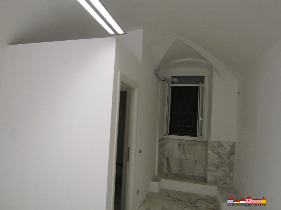 Immagine 2 di Negozio in affitto  a Carrara