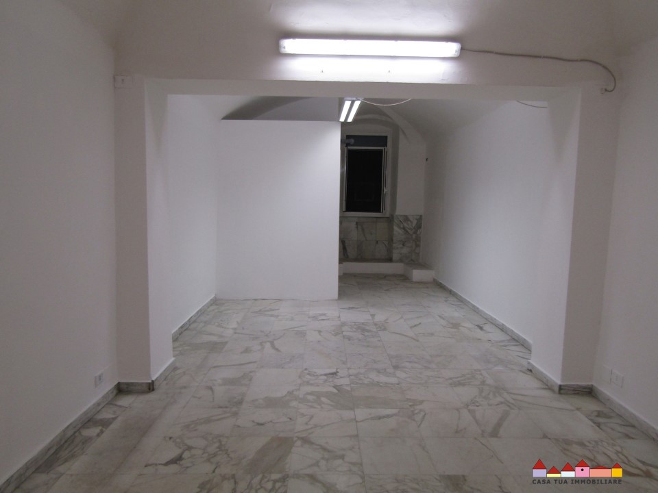 Immagine 4 di Negozio in affitto  a Carrara