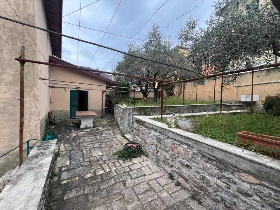 Immagine 4 di Villa in vendita  a Carrara