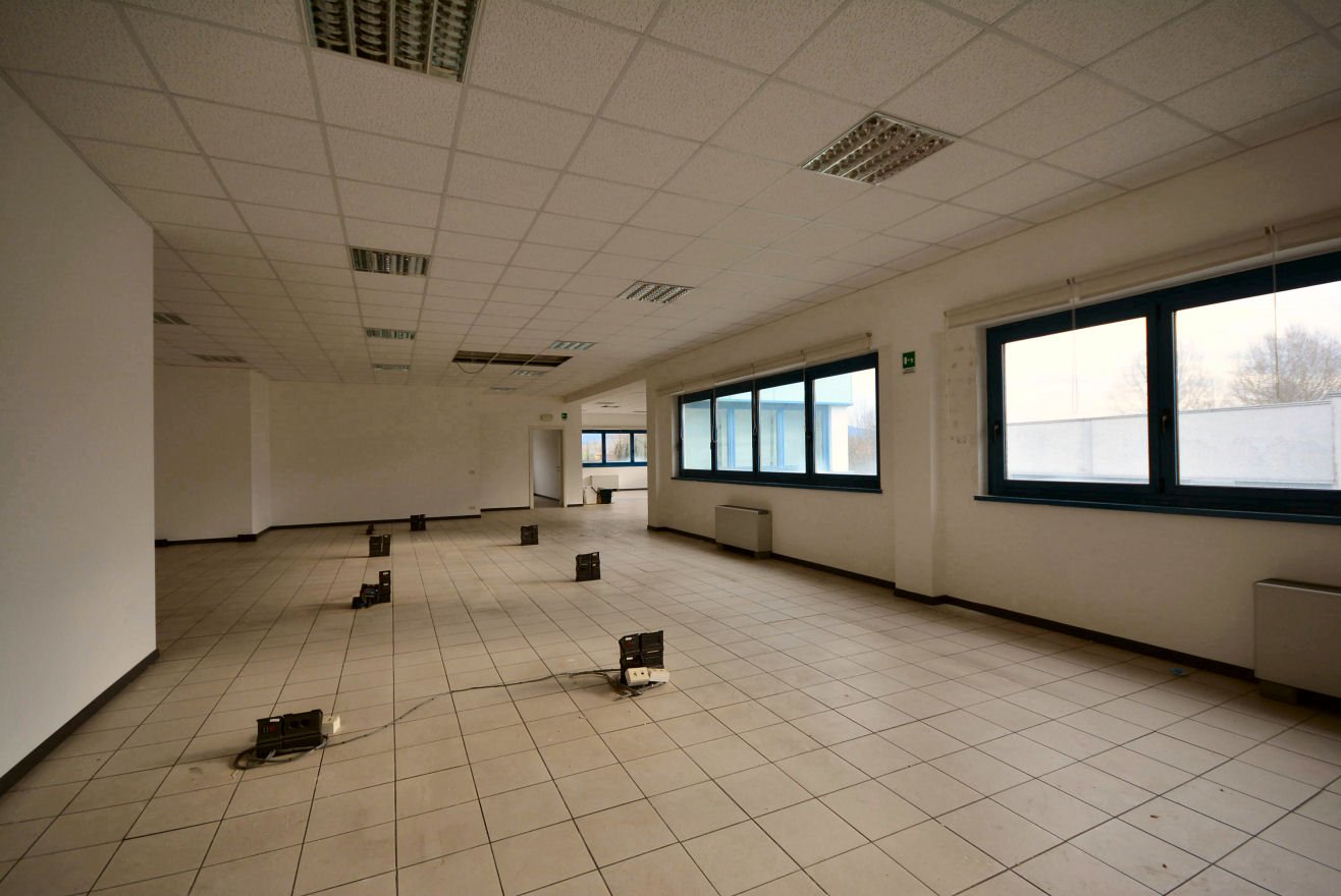 Immagine 4 di Ufficio in affitto  a Lucca